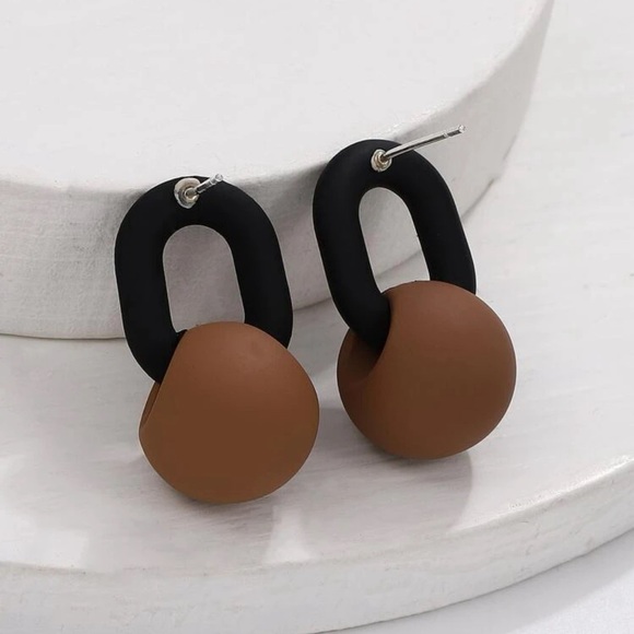 Black and Brown Geometric Decor Earrings - Picture 4 of 6